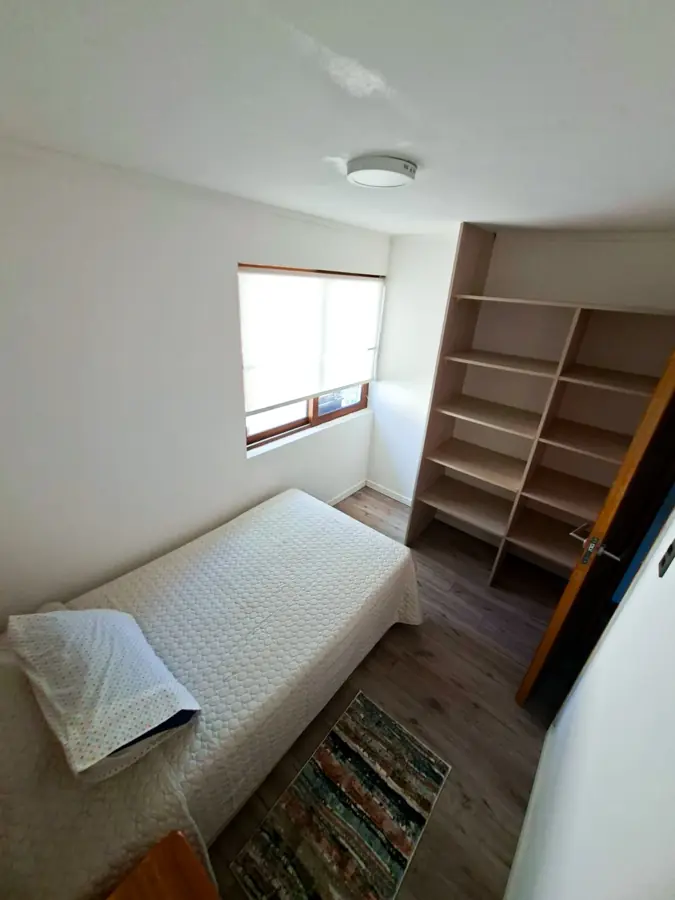 Habitación con repisas