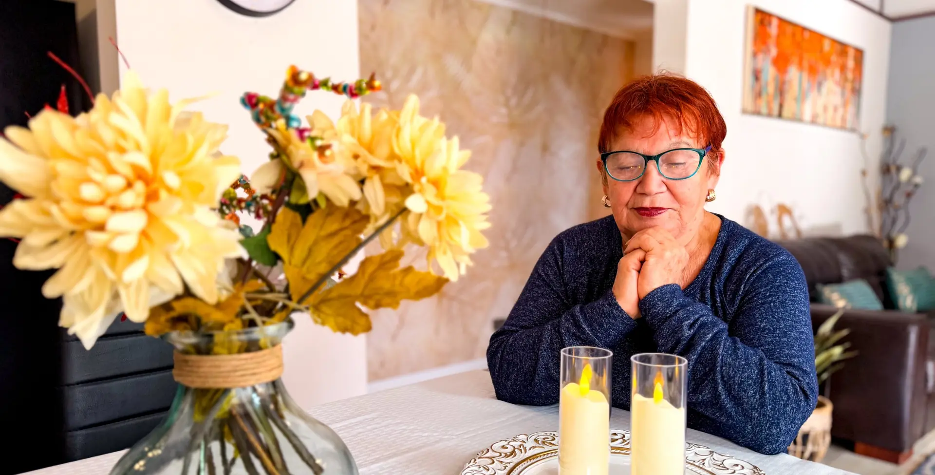 Comedor de Vida Plena con flores y velas sobre la mesa