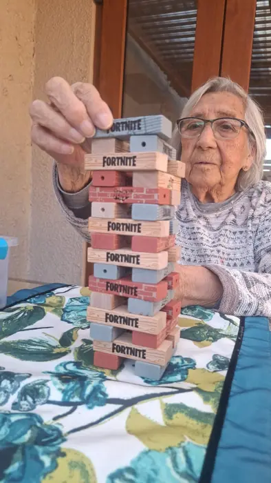 Residente jugando jenga
