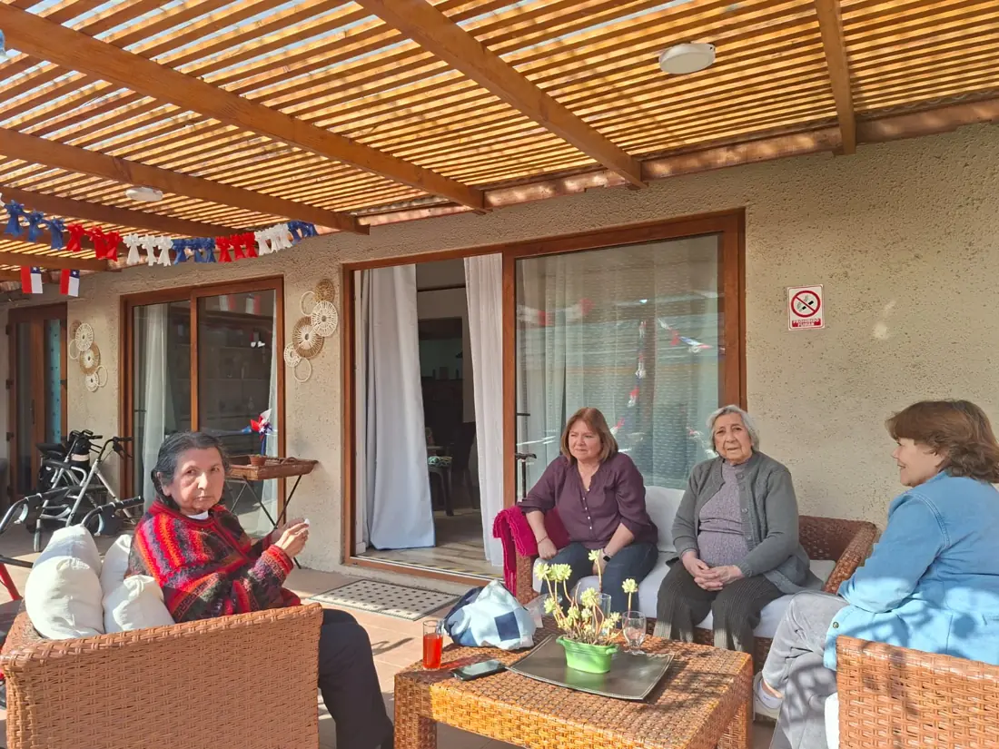 Residentes celebrando Fiestas Patrias en la terraza