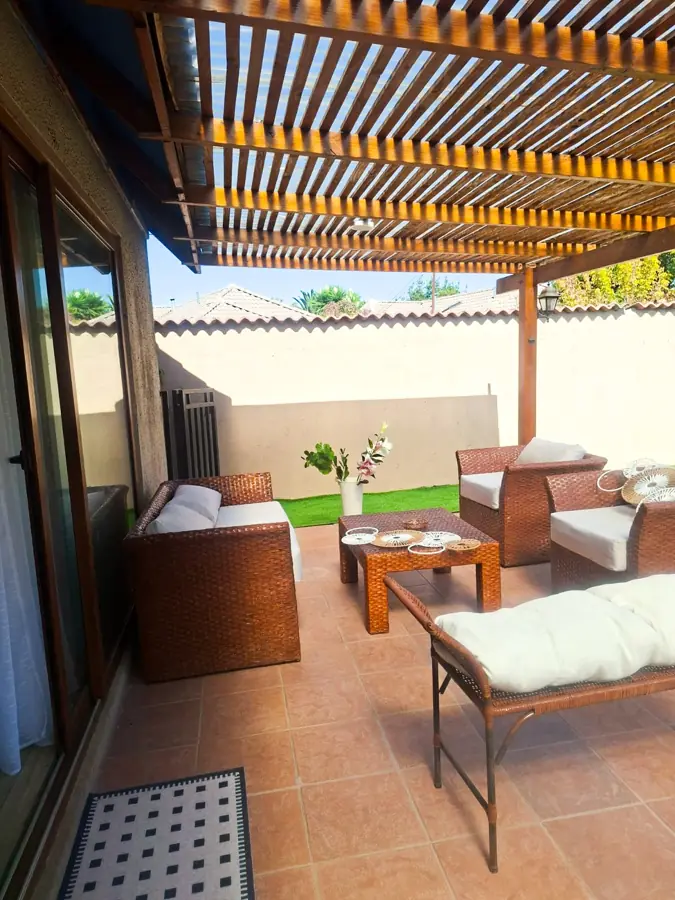 Terraza techada con pérgola