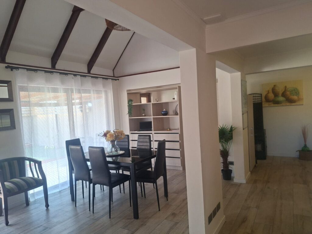 Comedor de una residencia para adulto mayor, con mesa y sillas