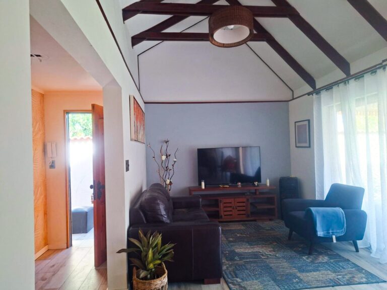 Living de una residencia para adulto mayor con sillones y televisor